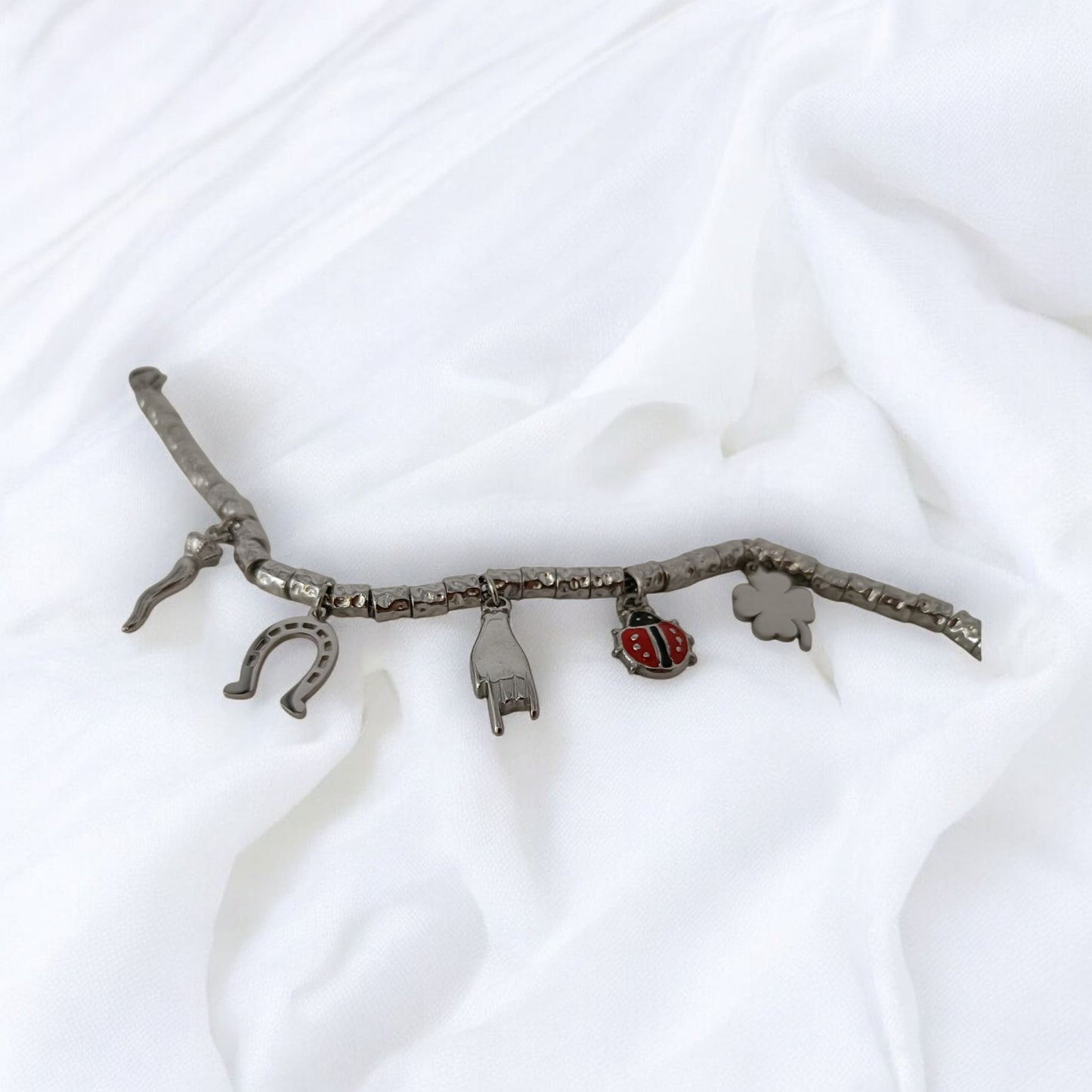 Bracciale granelli e charms portafortuna