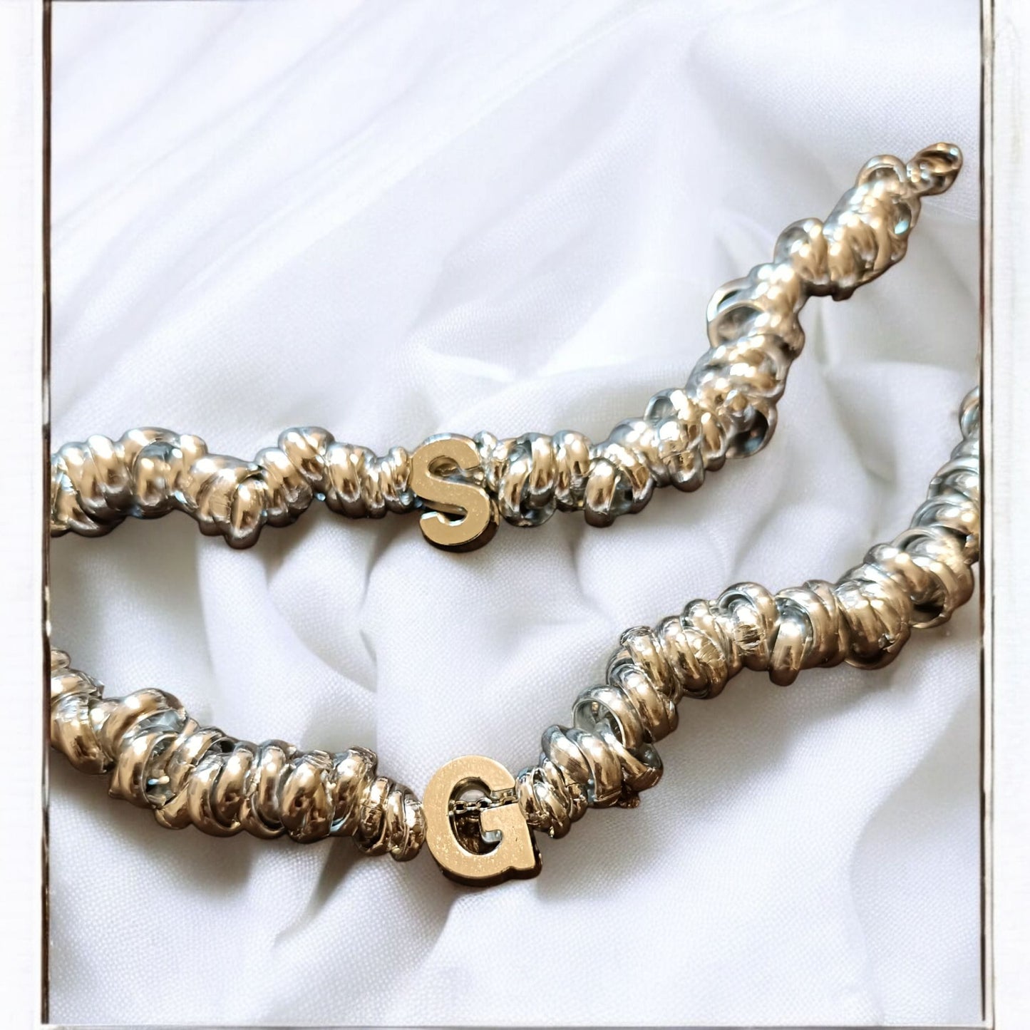 Bracciali nodini e lettere passanti