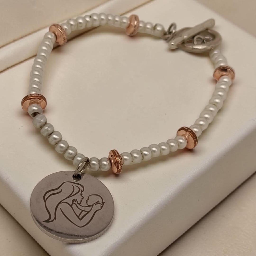 Bracciale perle e medaglia incisa