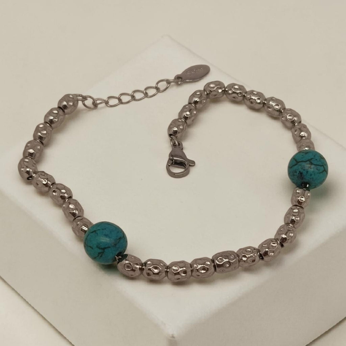Bracciale granelli martellati e due pietre dure turchesi scuro