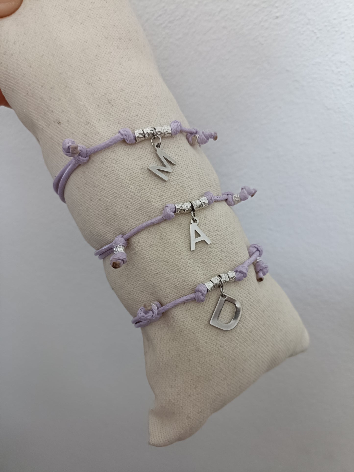 Bracciale granelli e iniziale