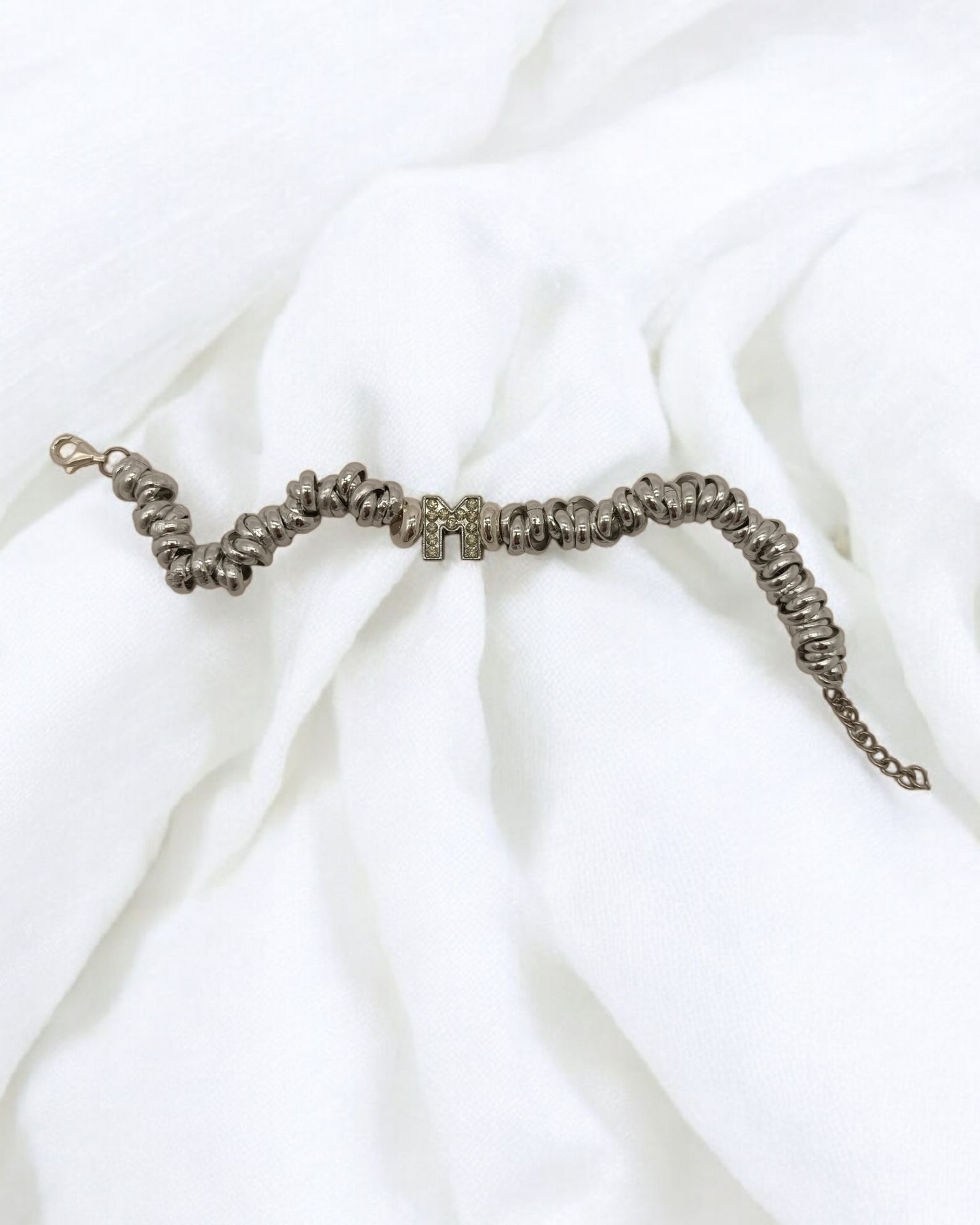 Bracciale nodini con iniziale swarovski