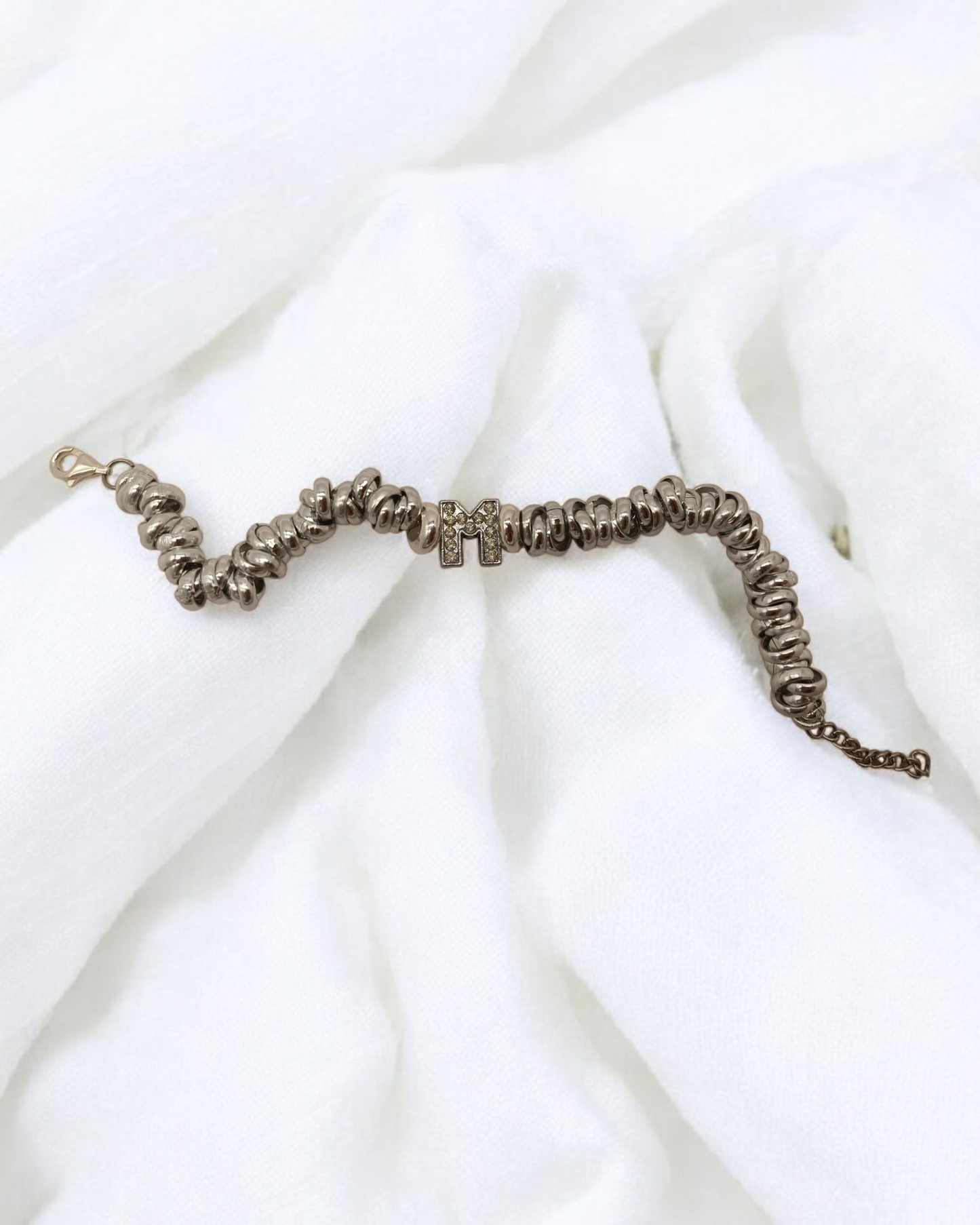 Bracciale nodini con iniziale swarovski