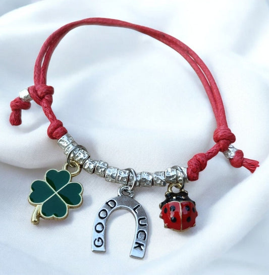 Bracciale cordino con 12 granelli e charms portafortuna