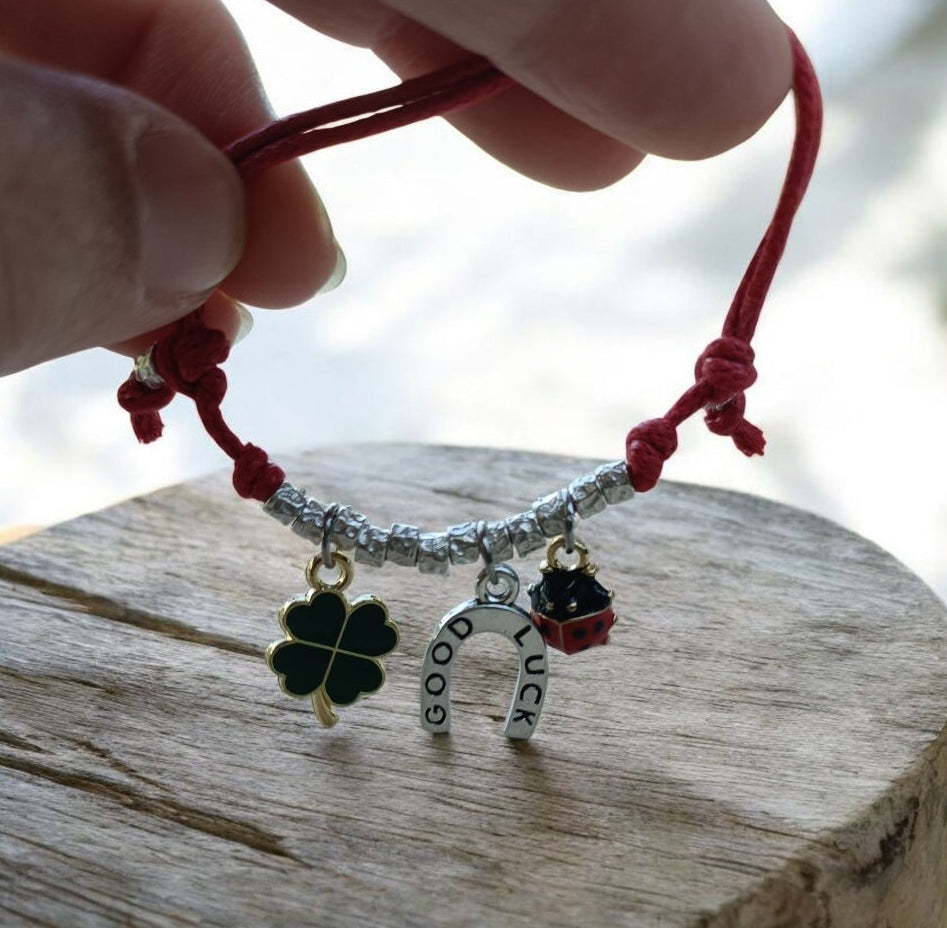 Bracciale cordino con 12 granelli e charms portafortuna