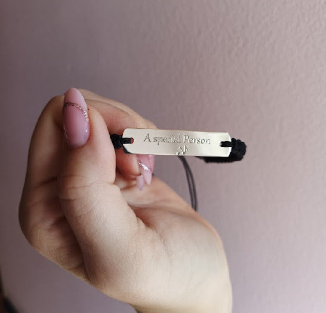 Bracciale unisex targhetta e cordino colorato