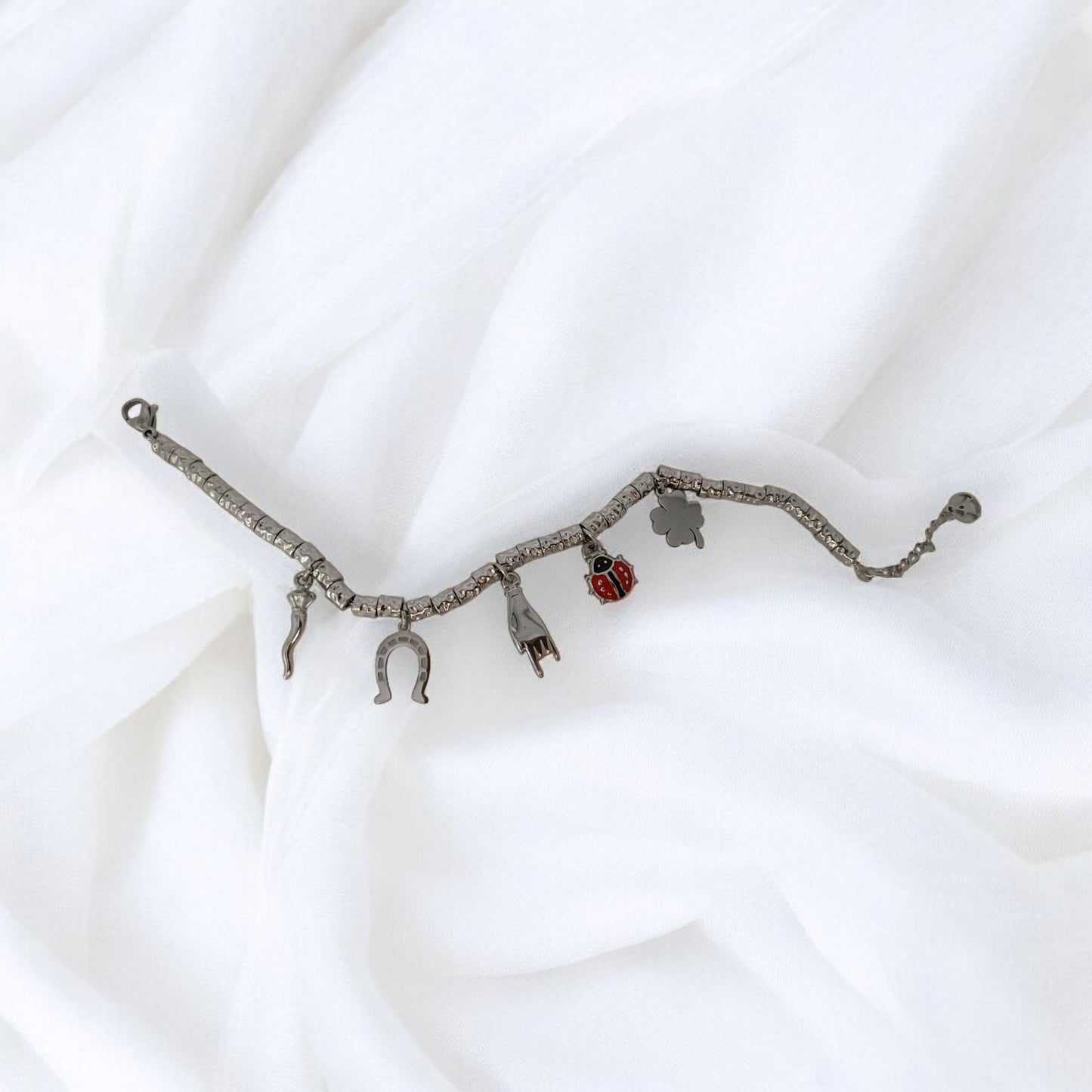 Bracciale granelli e charms portafortuna