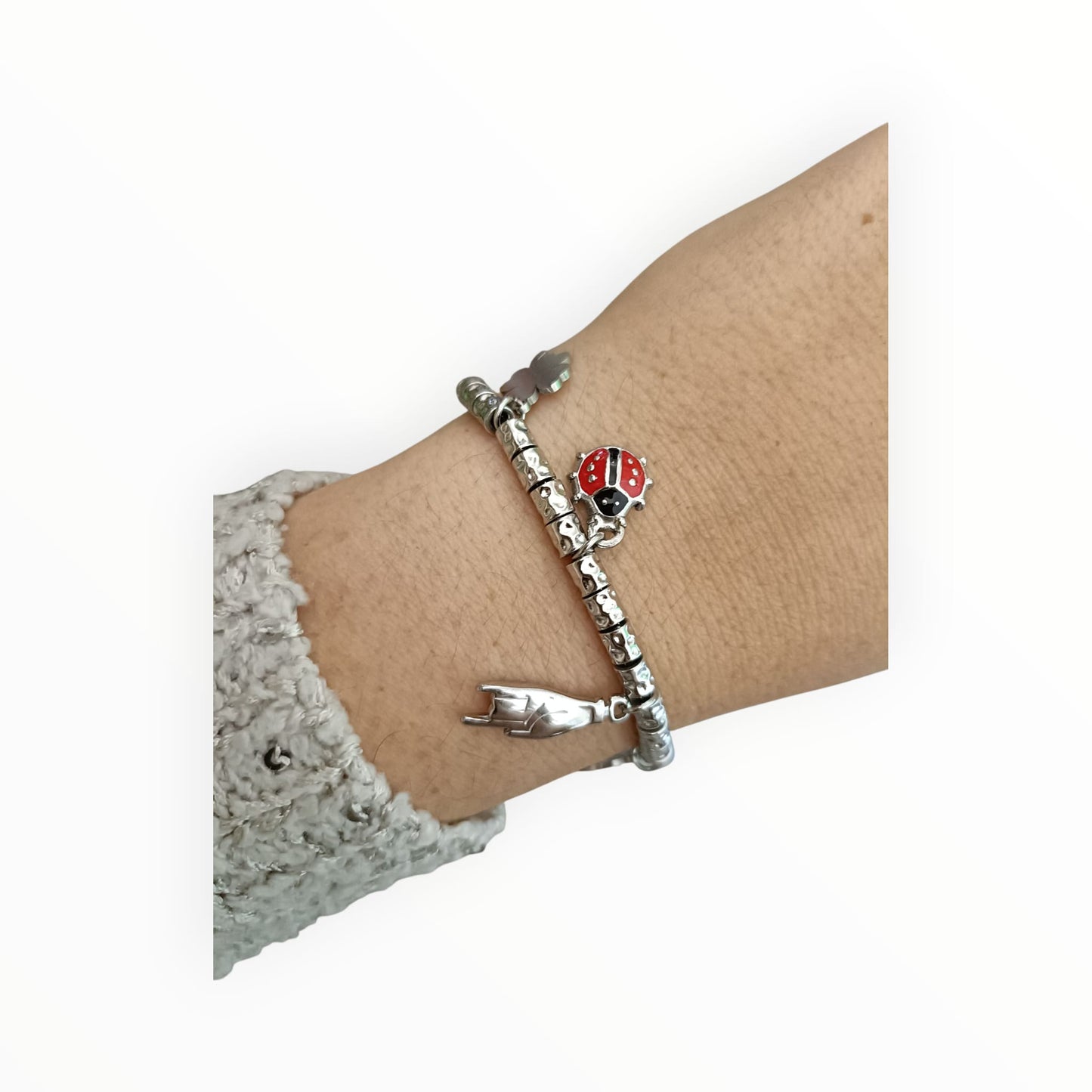 Bracciale granelli e charms portafortuna