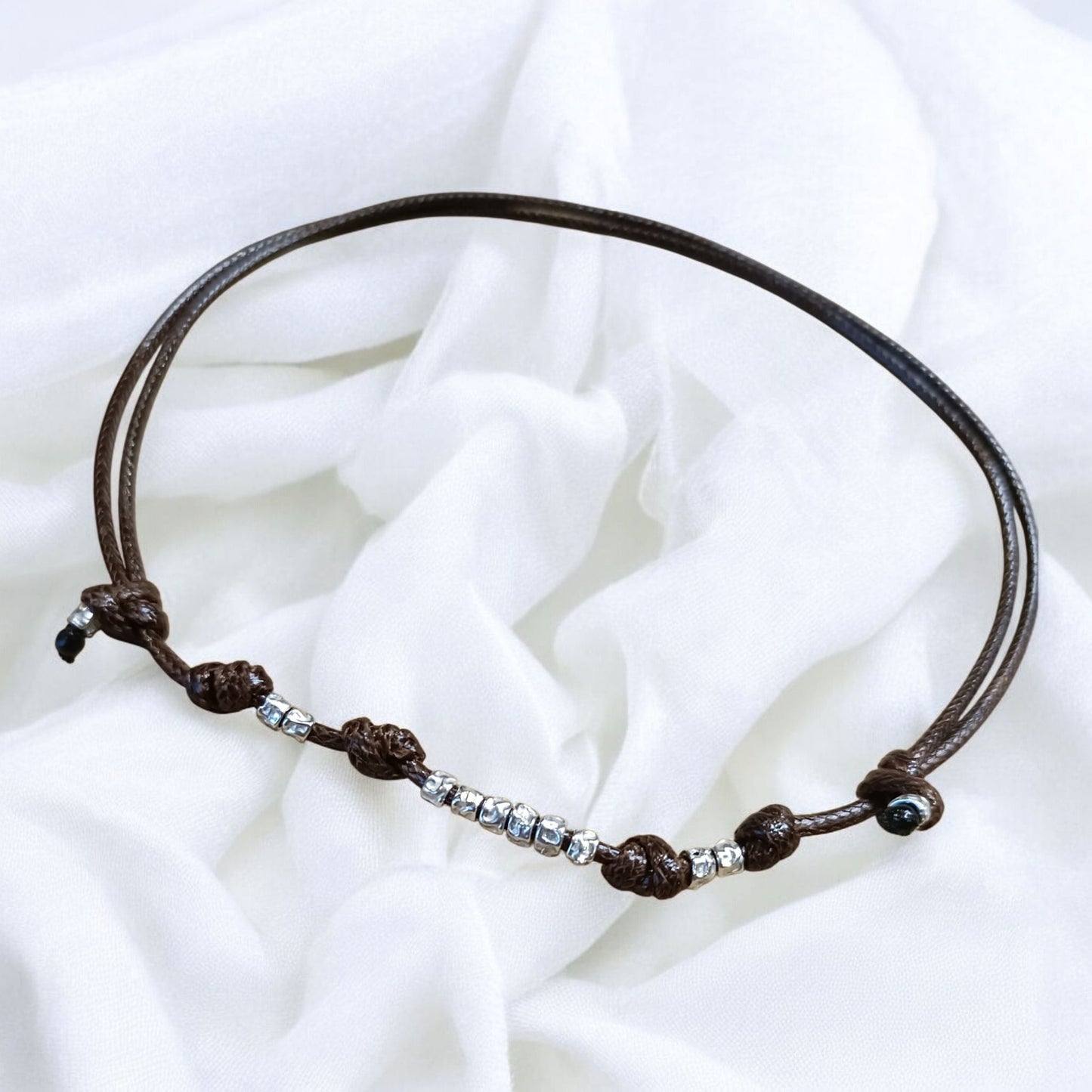 Collana cordino colorato e granelli martellati