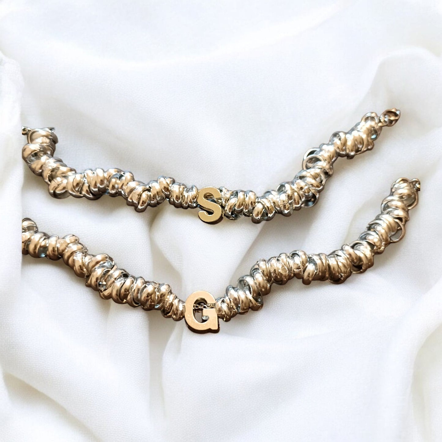 Bracciali nodini e lettere passanti