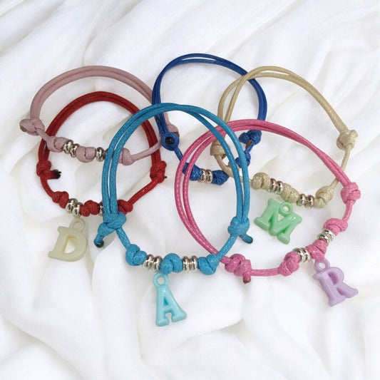 Bracciali cordino colorato, rondelle e lettera colorata