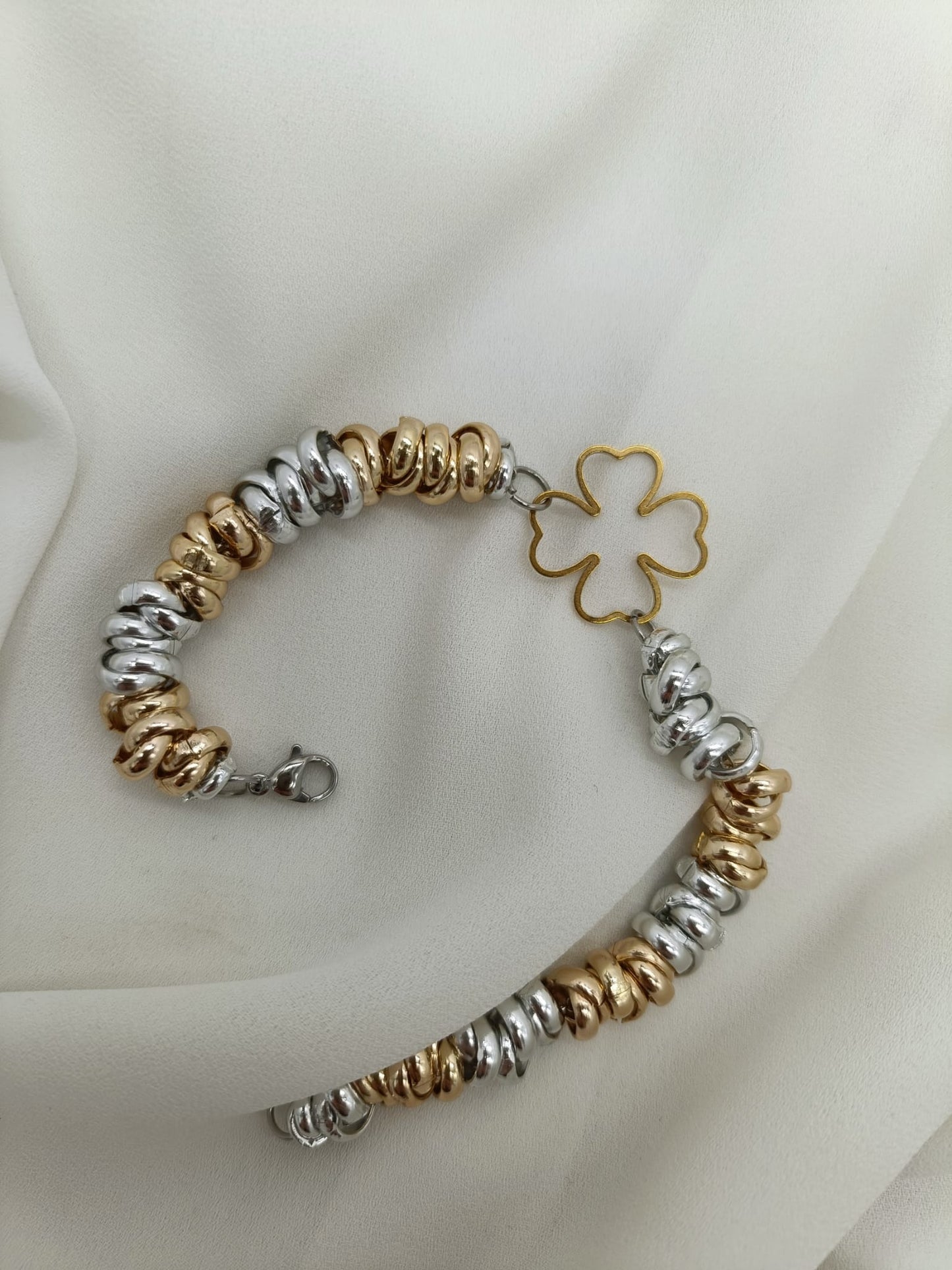 Bracciale nodini con quadrifoglio
