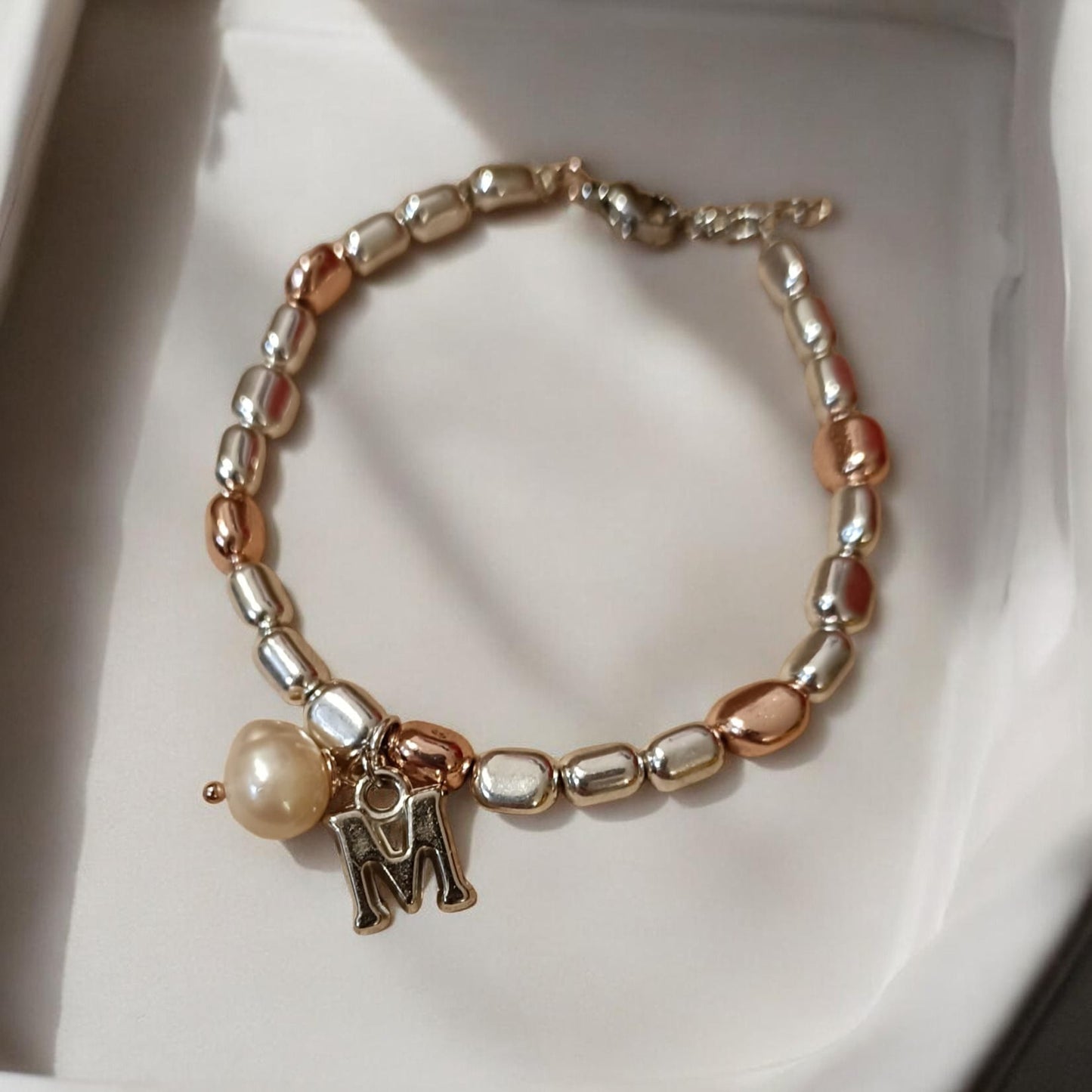 Bracciale pepite con perla di fiume e lettera