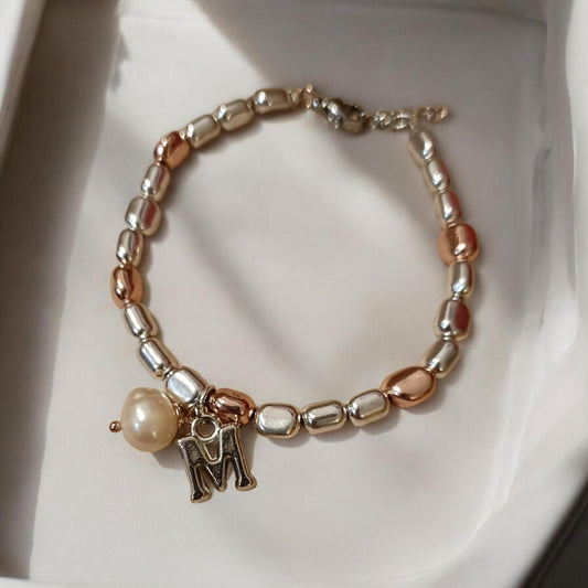 Bracciale pepite con perla di fiume e lettera