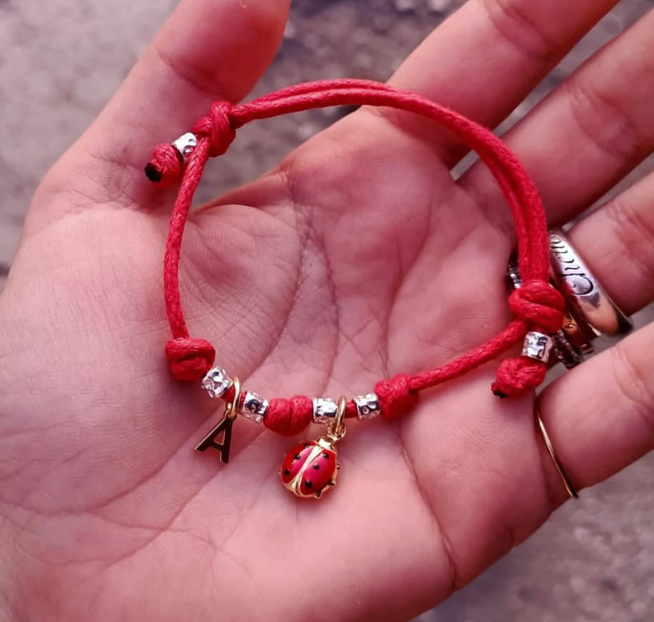 Bracciale cordino baby,4 granelli, coccinella e iniziale