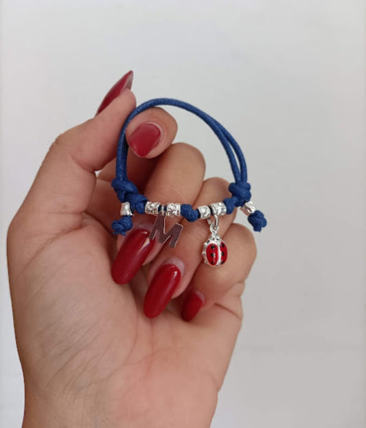 Bracciale cordino baby,4 granelli, coccinella e iniziale