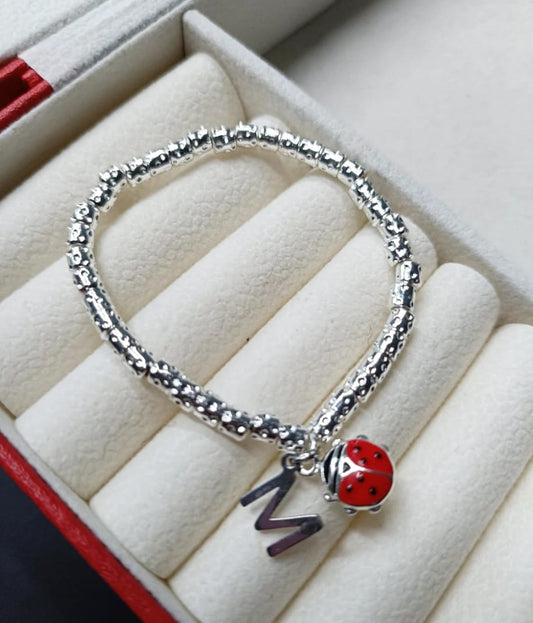 Bracciale granelli iniziale e coccinella