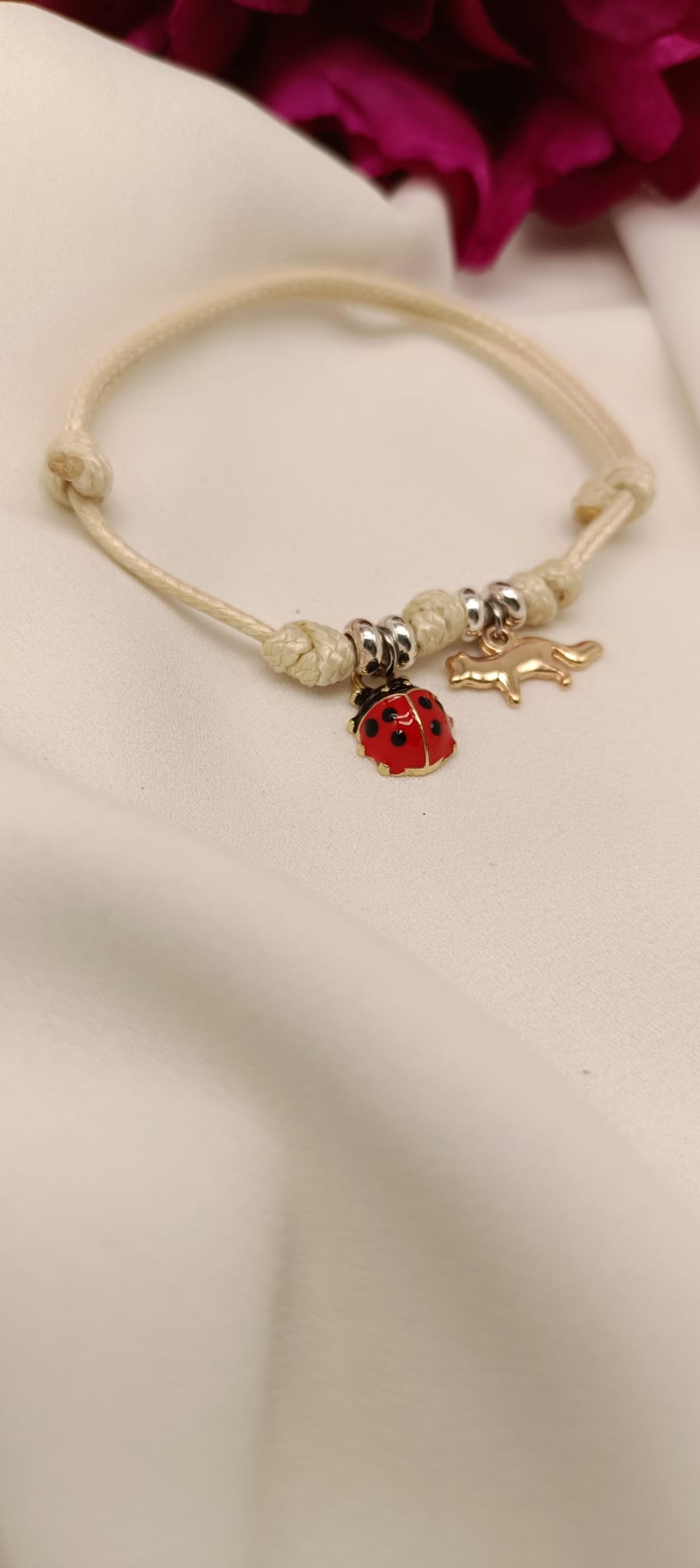 Bracciale cordino rondelle e doppio ciondolo coccinella e volpe