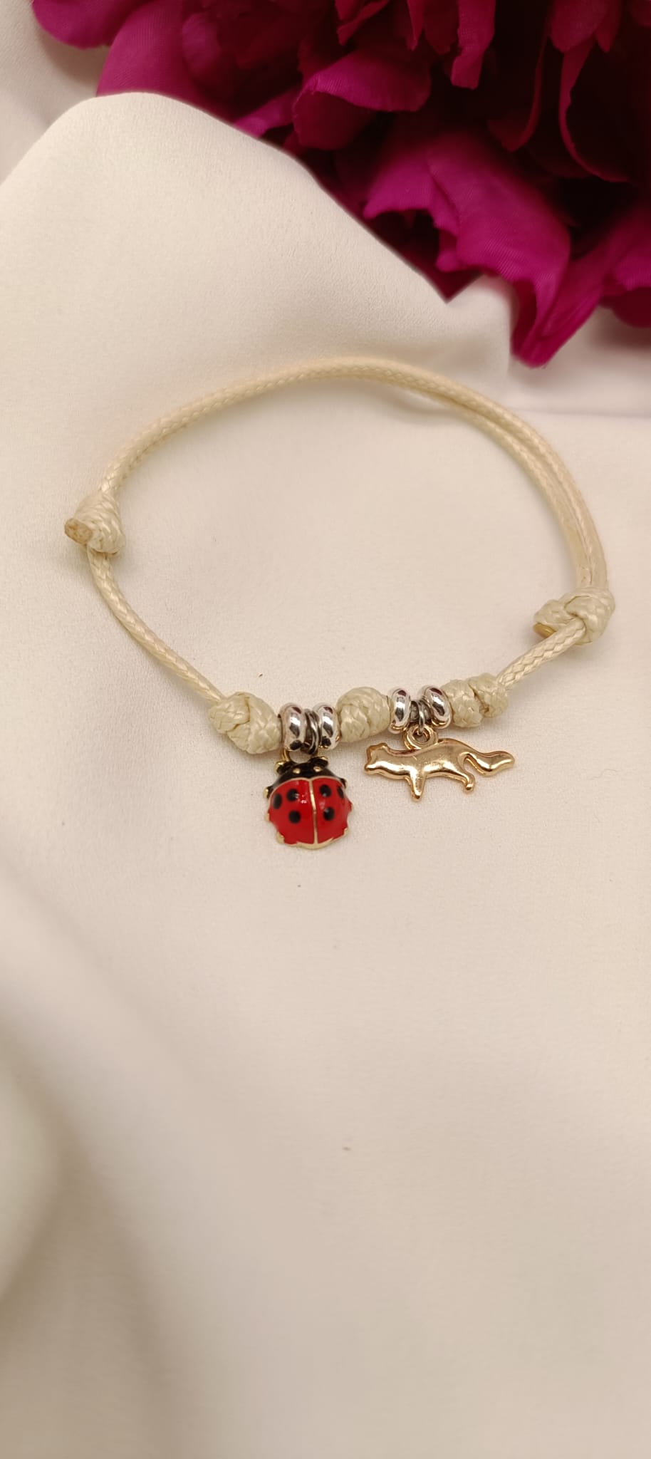 Bracciale cordino rondelle e doppio ciondolo coccinella e volpe