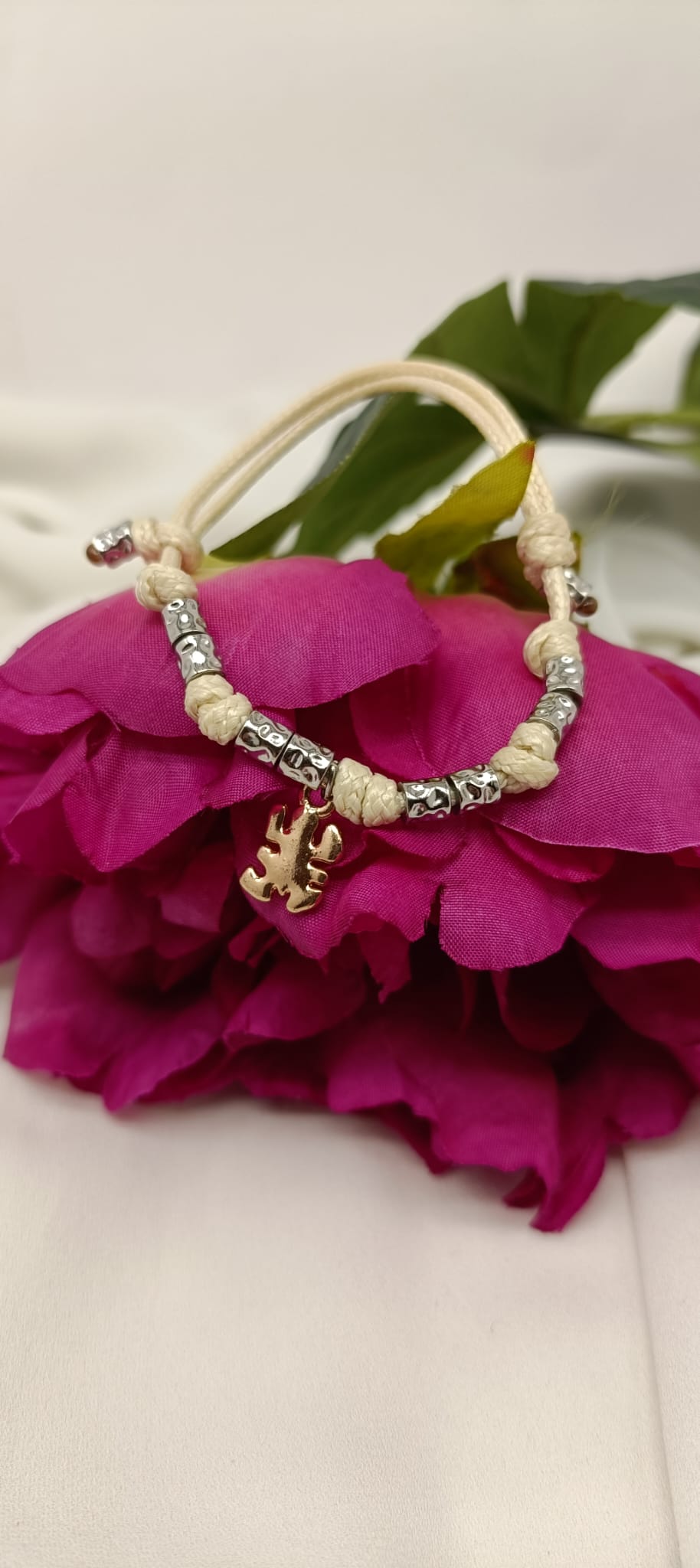 Bracciale cordino colorato, granelli e ciondolo rana
