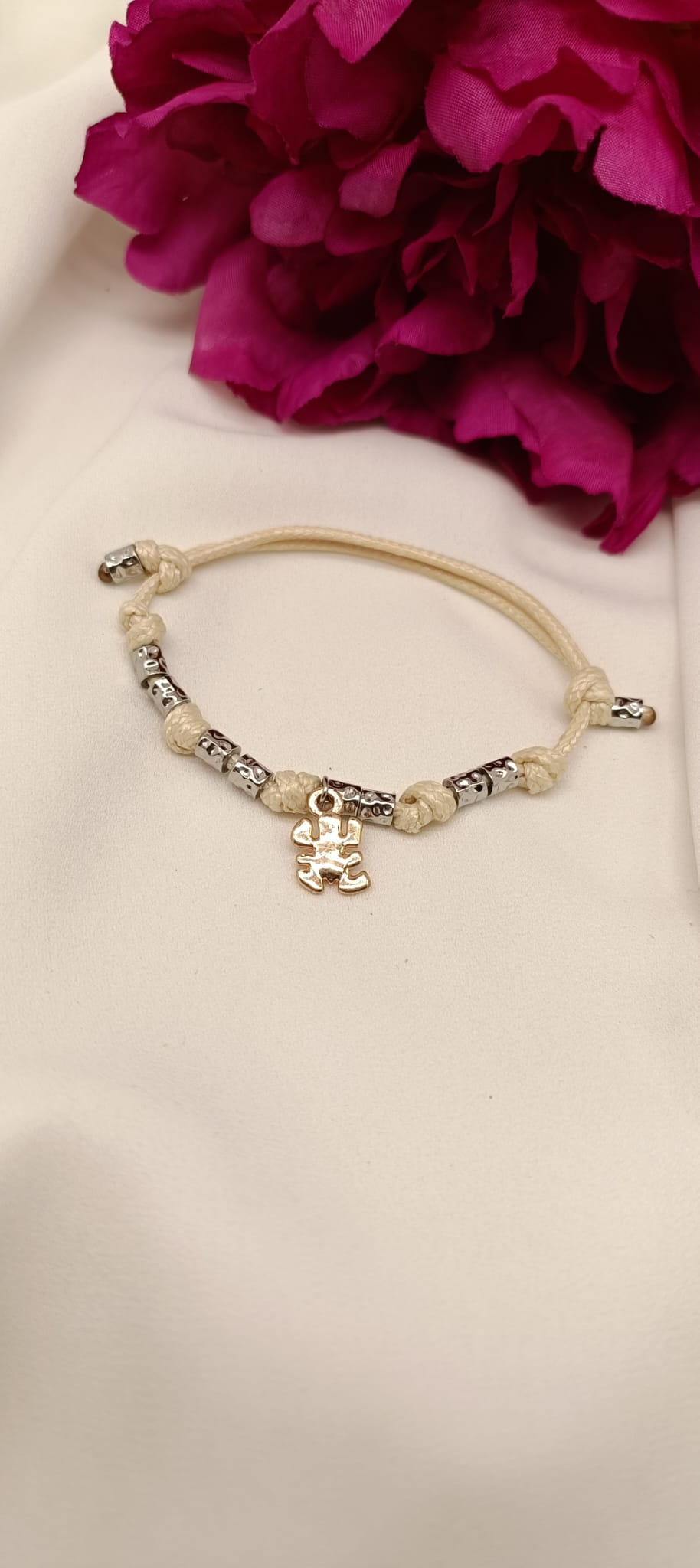 Bracciale cordino colorato, granelli e ciondolo rana