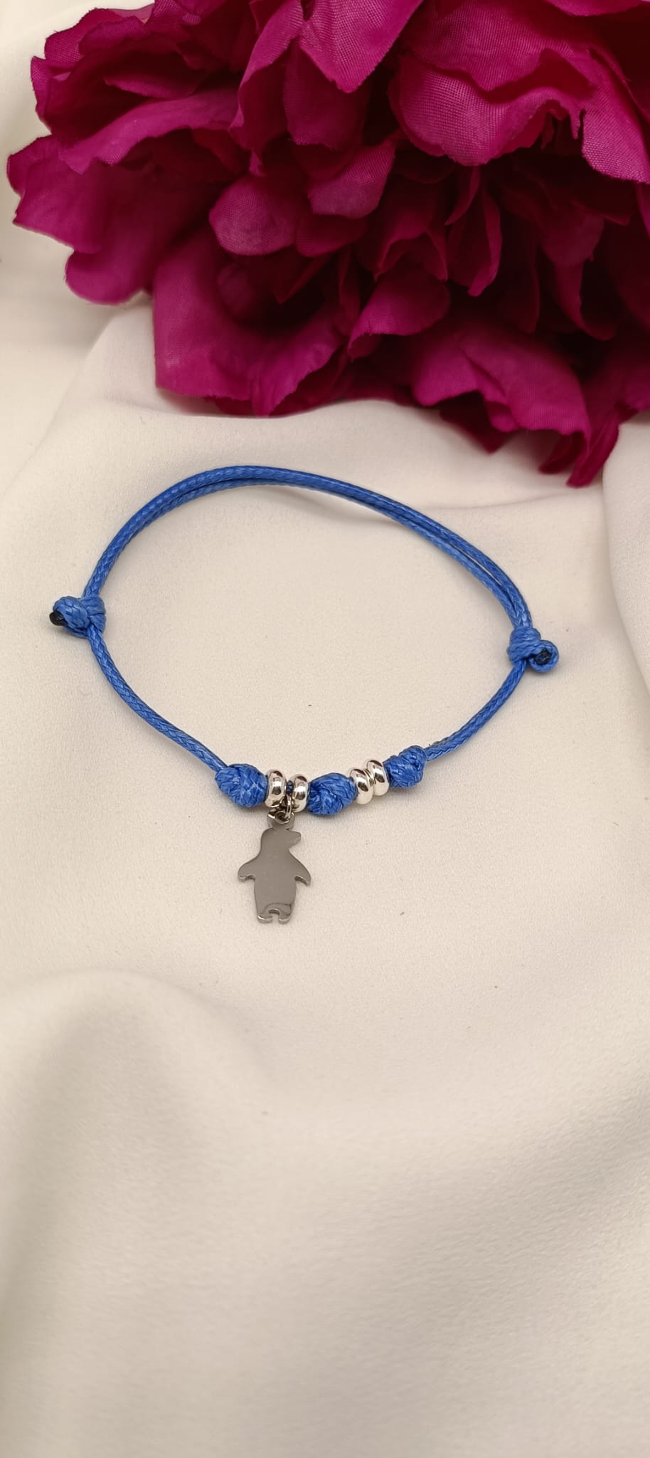 Bracciale cordino colorato, rondelle e ciondolo pinguino