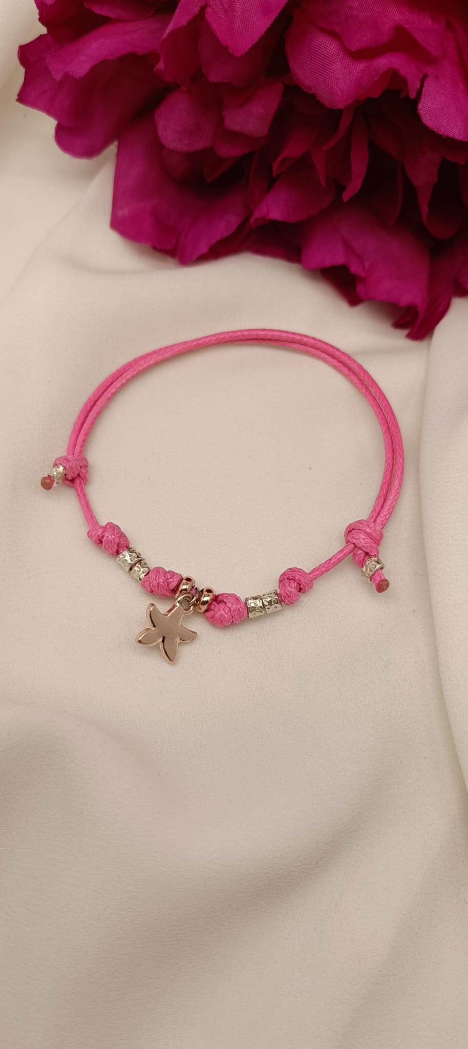 Bracciale cordino colorato con granelli, rondelle e ciondolo stella