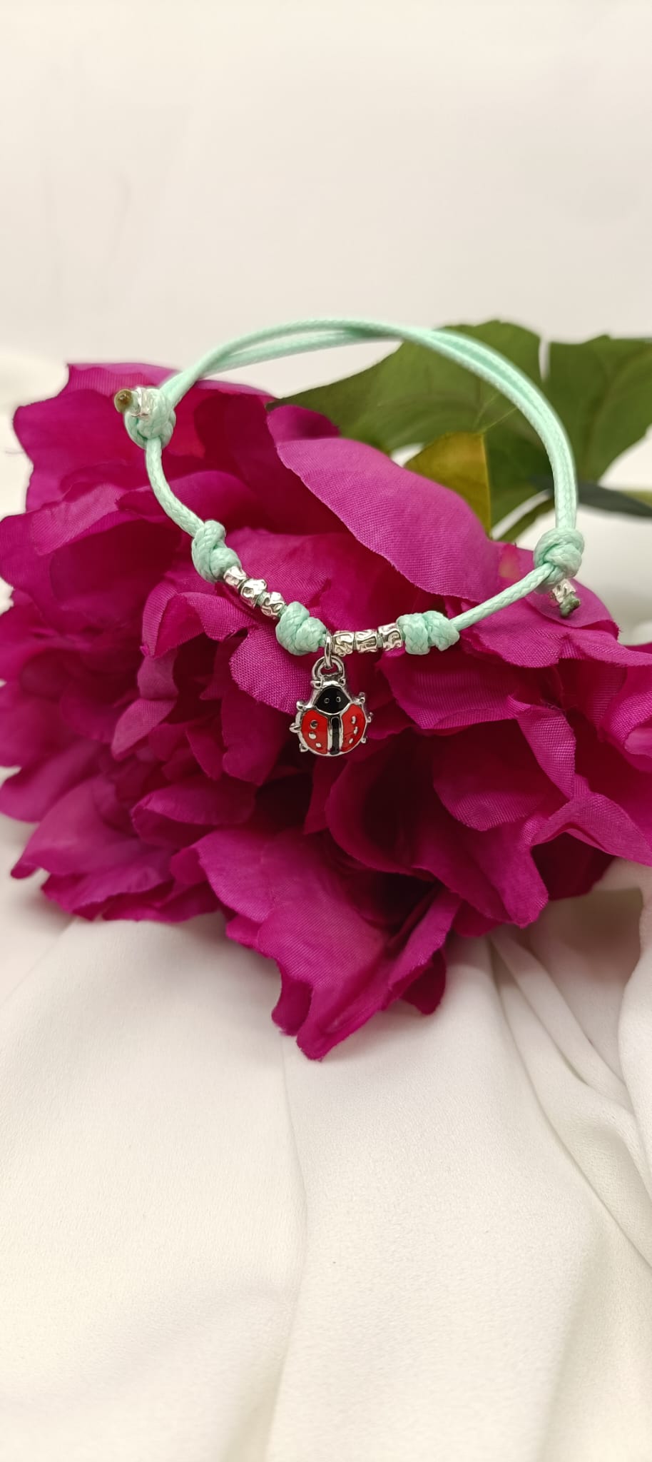 Bracciale cordino, granelli e coccinella