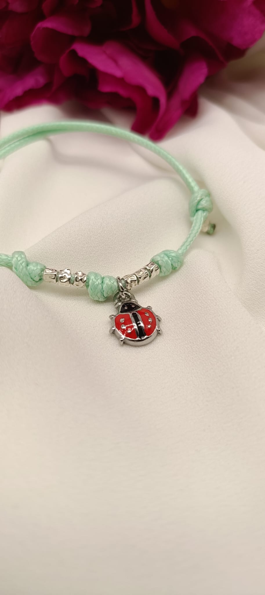 Bracciale cordino, granelli e coccinella
