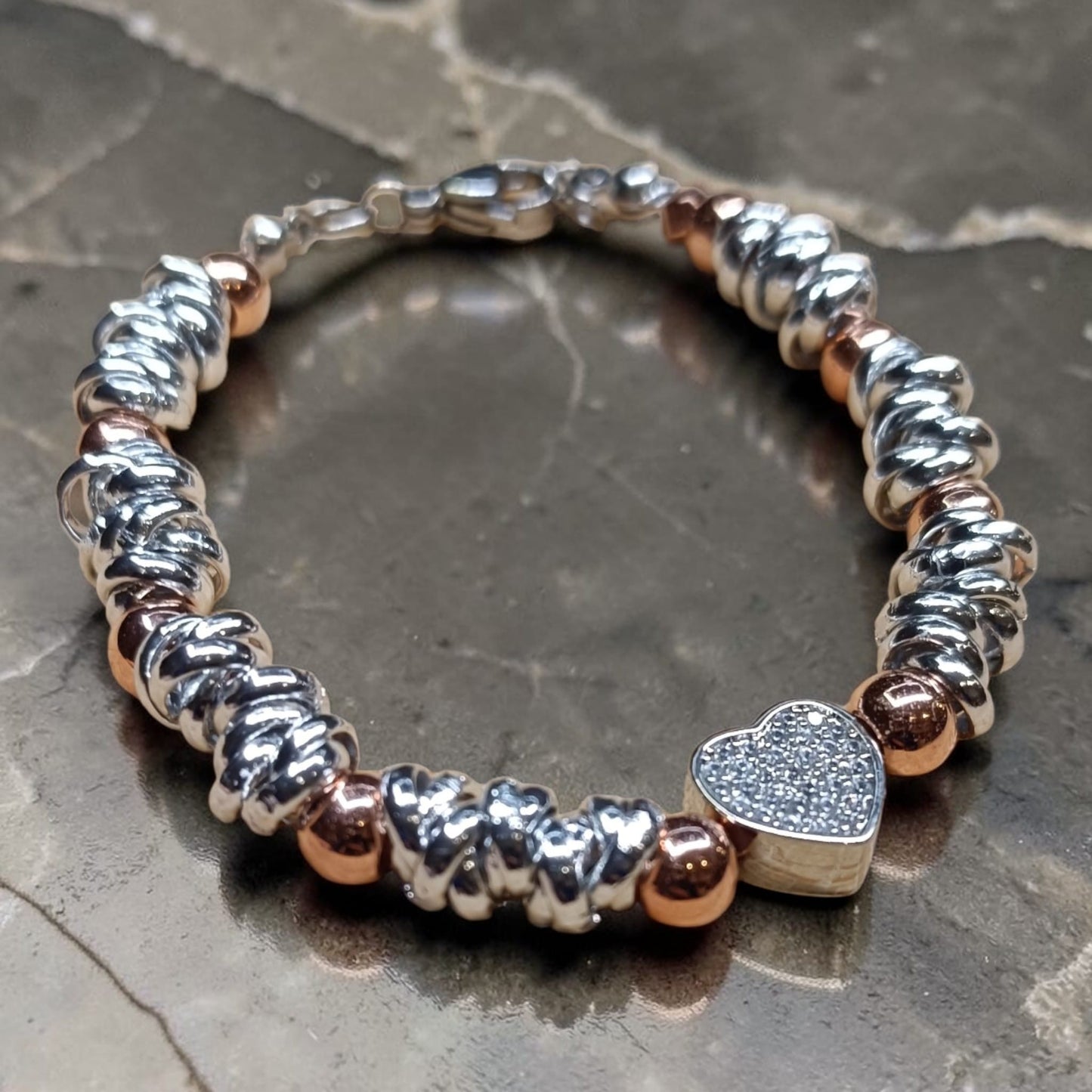 Bracciale nodini, sfere oro rosa e cuore brillante