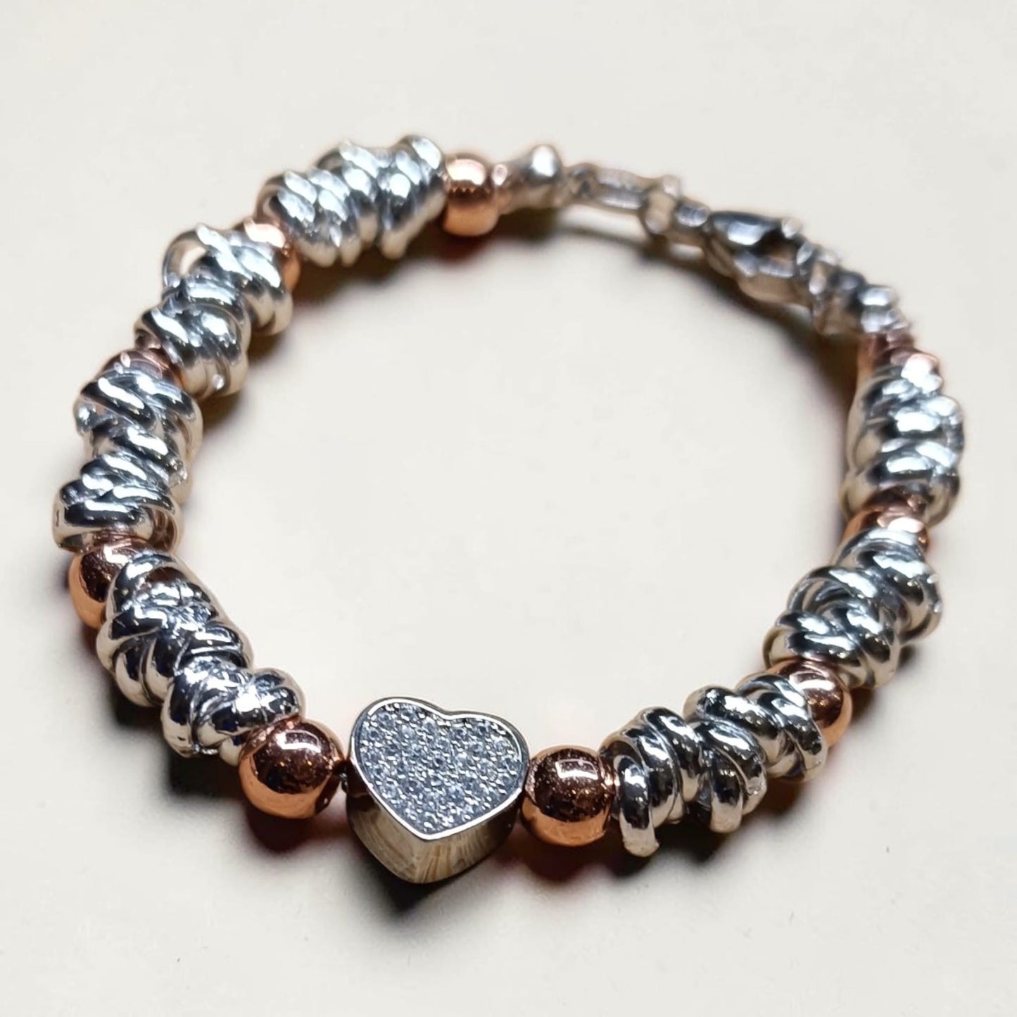 Bracciale nodini, sfere oro rosa e cuore brillante