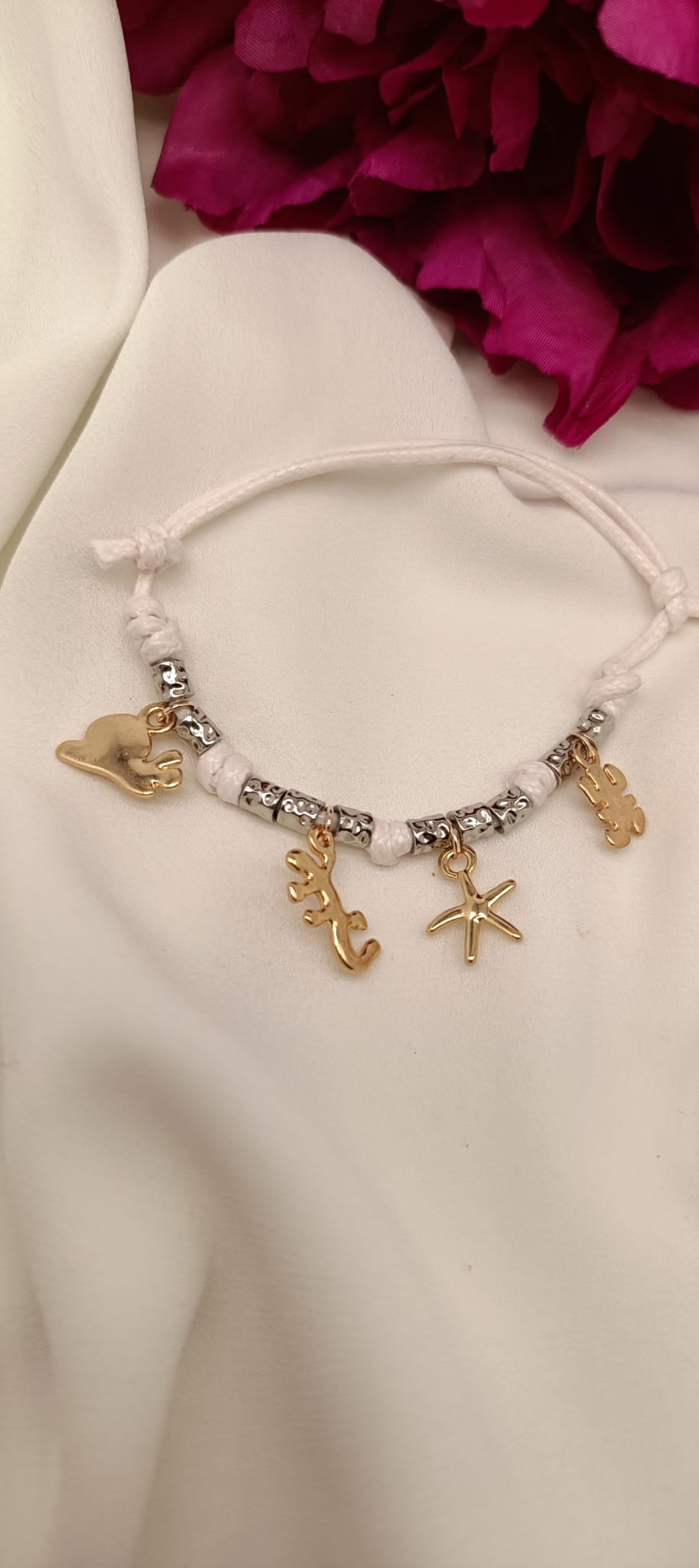 Bracciale cordino colorato con granelli e 4 ciondoli