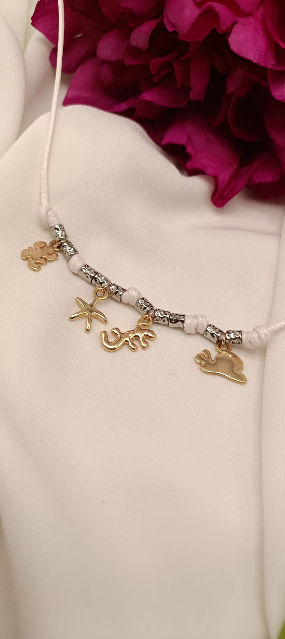 Bracciale cordino colorato con granelli e 4 ciondoli