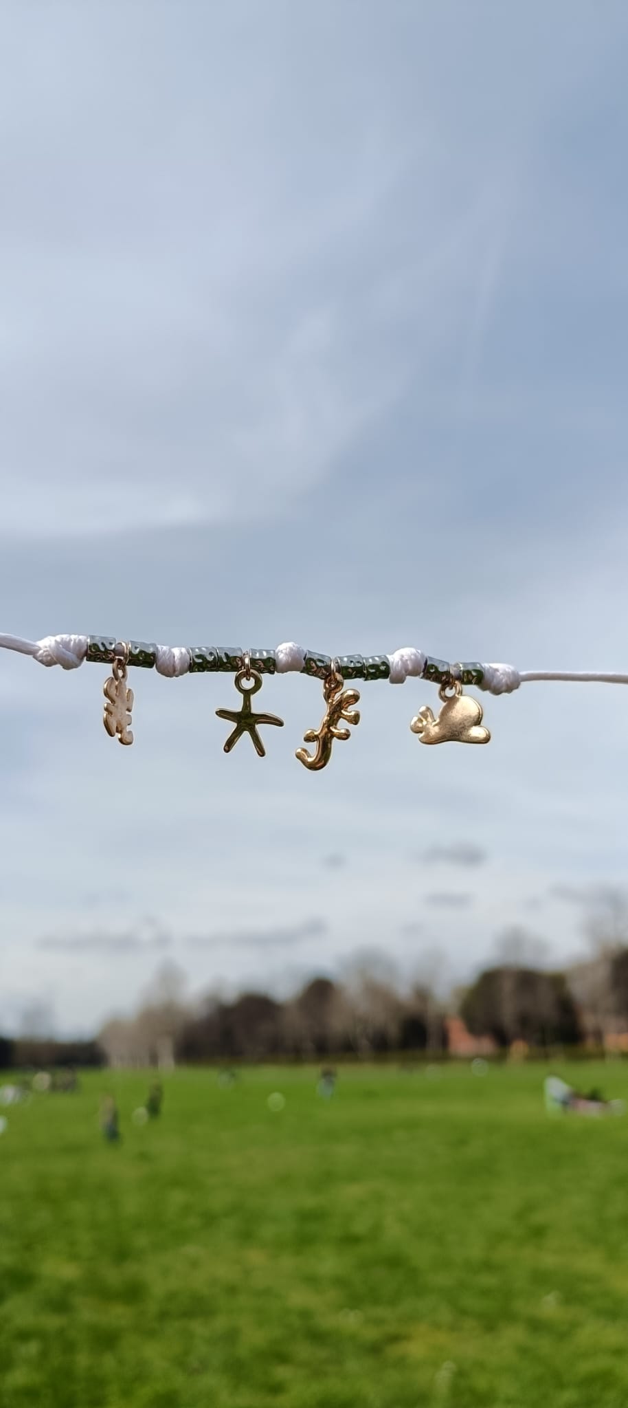 Bracciale cordino colorato con granelli e 4 ciondoli
