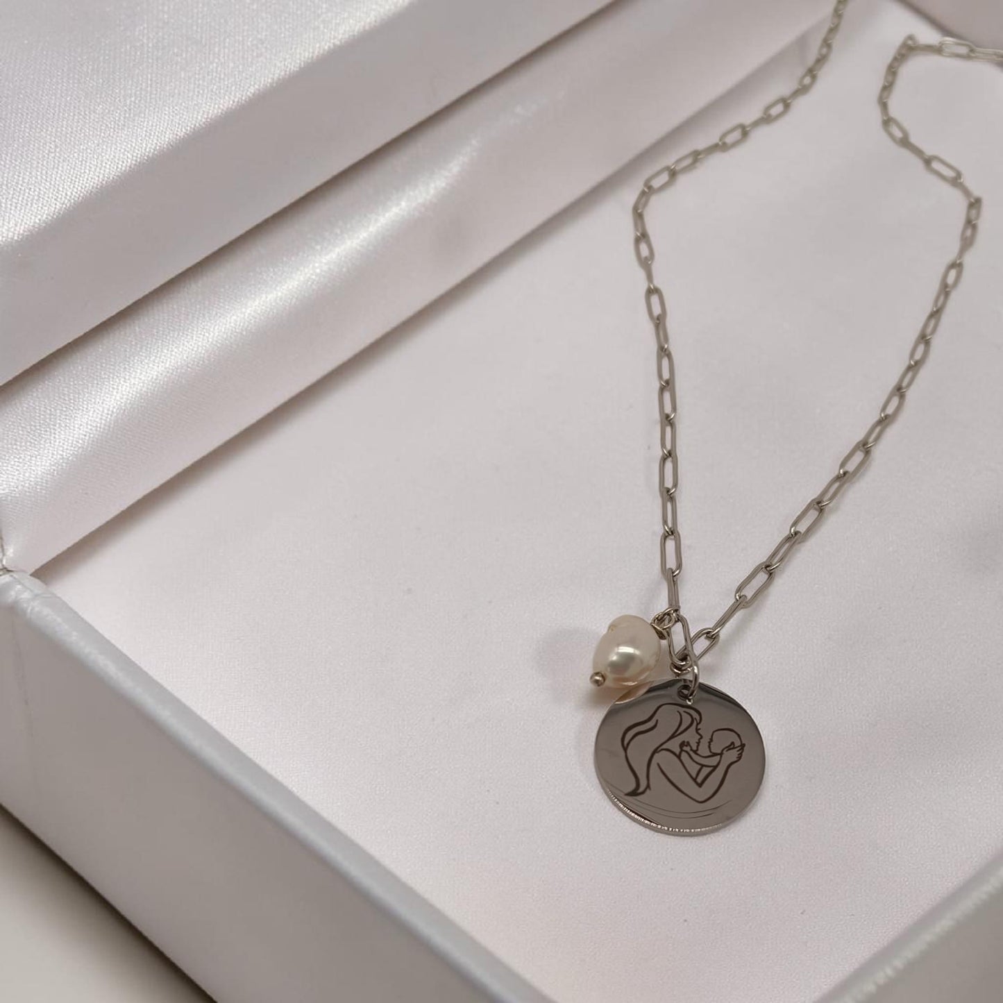 Collana medaglia e pendente perla
