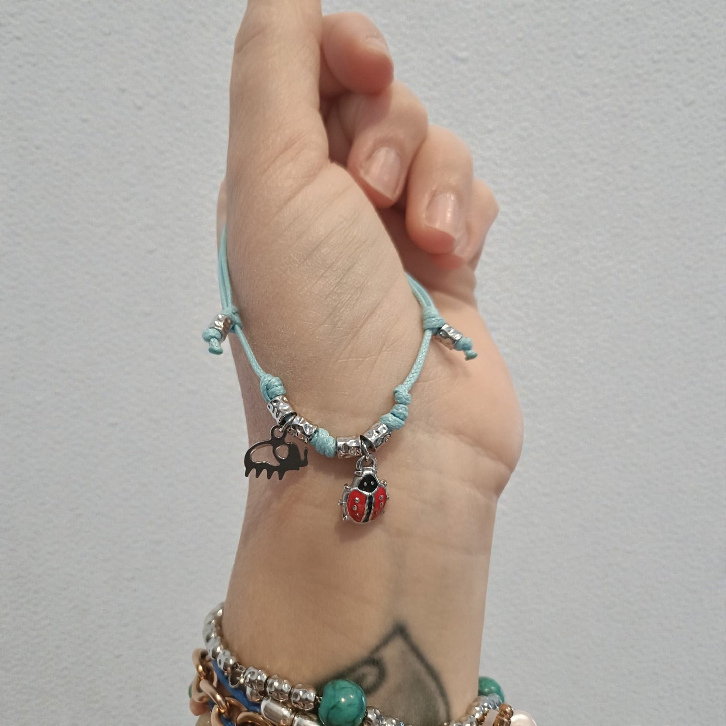 Bracciale cordino colorato, 4 granelli e ciondoli
