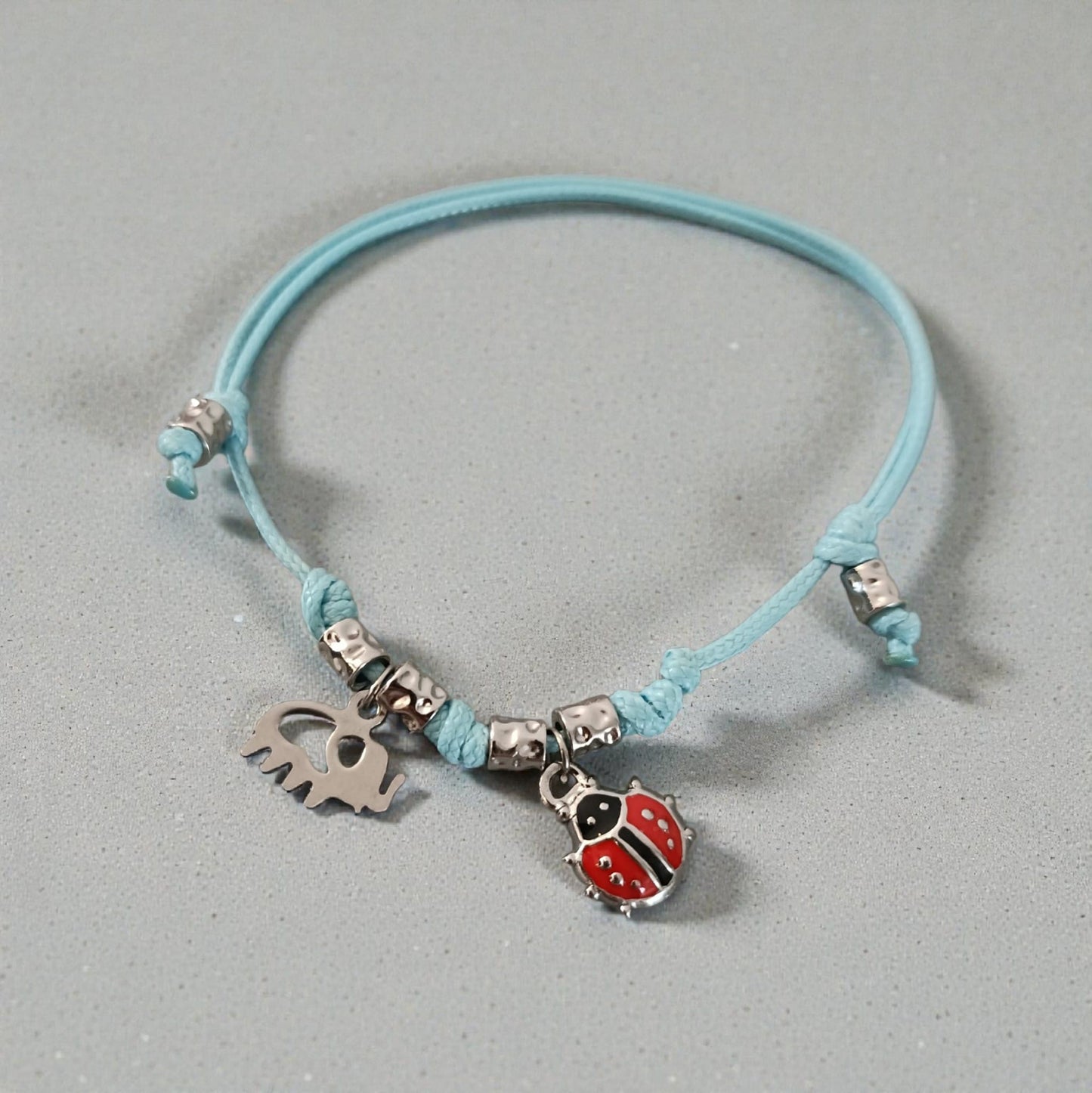 Bracciale cordino colorato, 4 granelli e ciondoli