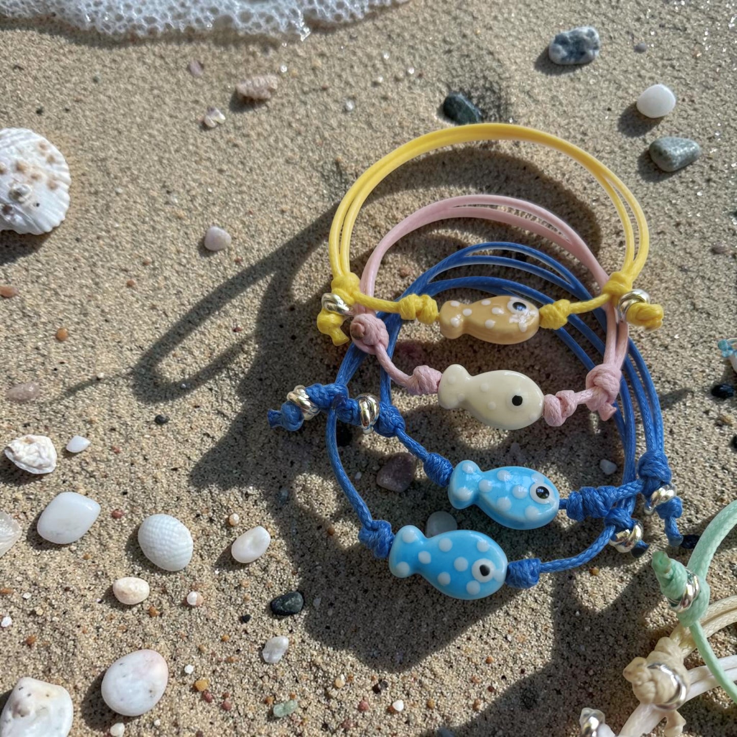 Bracciali cordino colorato e pesciolino ceramica