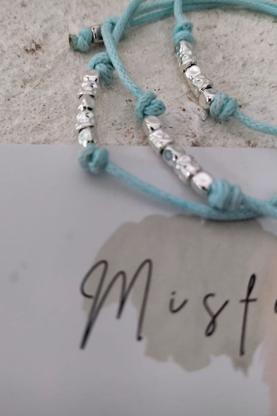 Bracciali cordino colorato e granelli