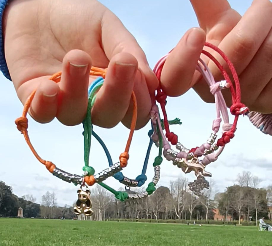 Bracciale cordino colorato, granelli e ciondolo panda