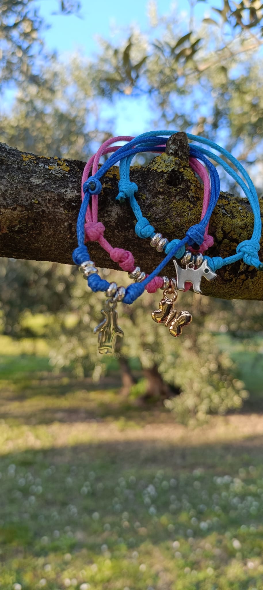 Bracciale cordino colorato, rondelle e ciondolo cane