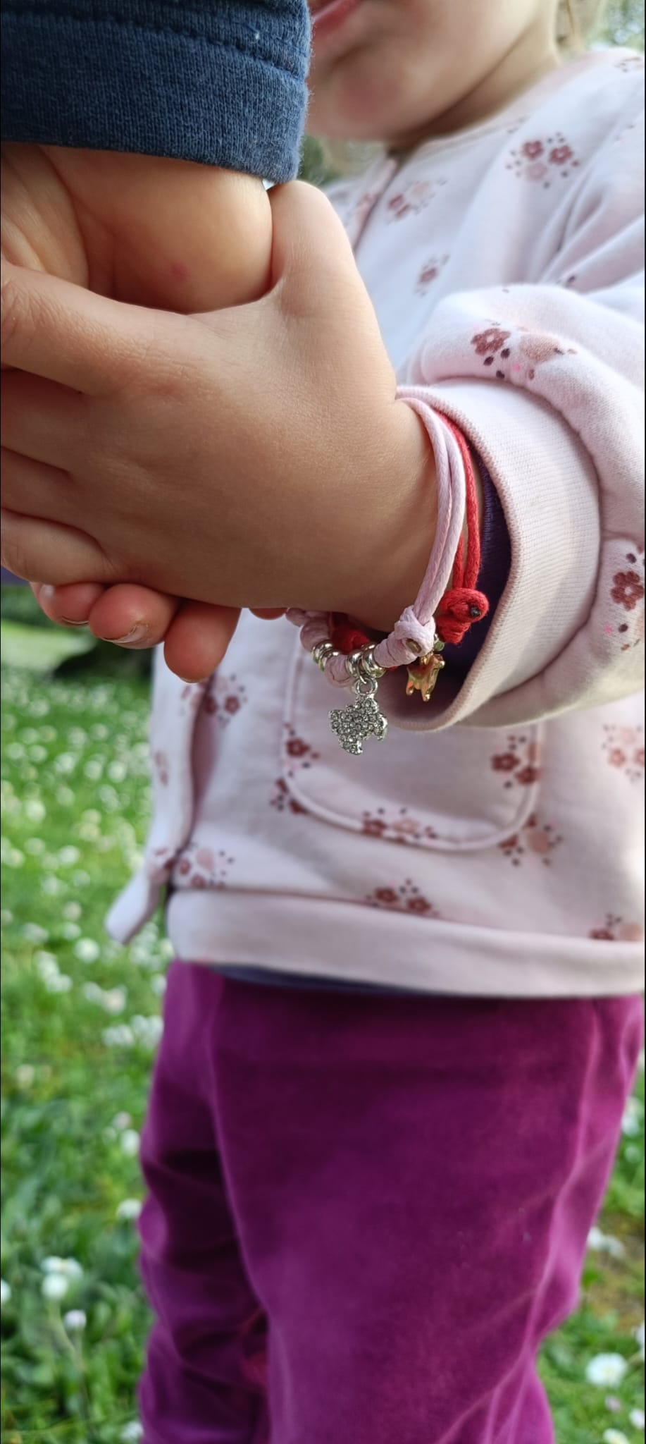 Bracciale cordino colorato, rondelle e ciondolo farfalla