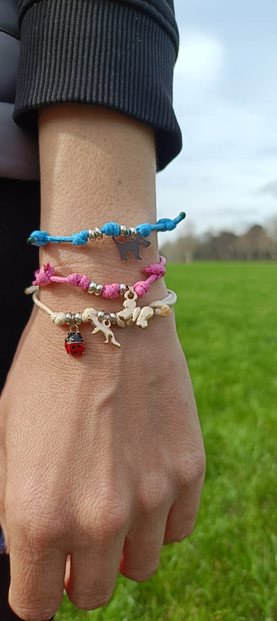 Bracciale cordino colorato, rondelle e ciondolo cane