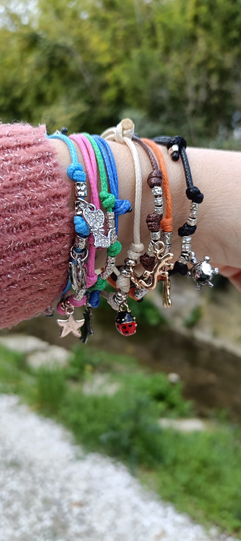 Bracciale cordino colorato, granelli e ciondolo rana