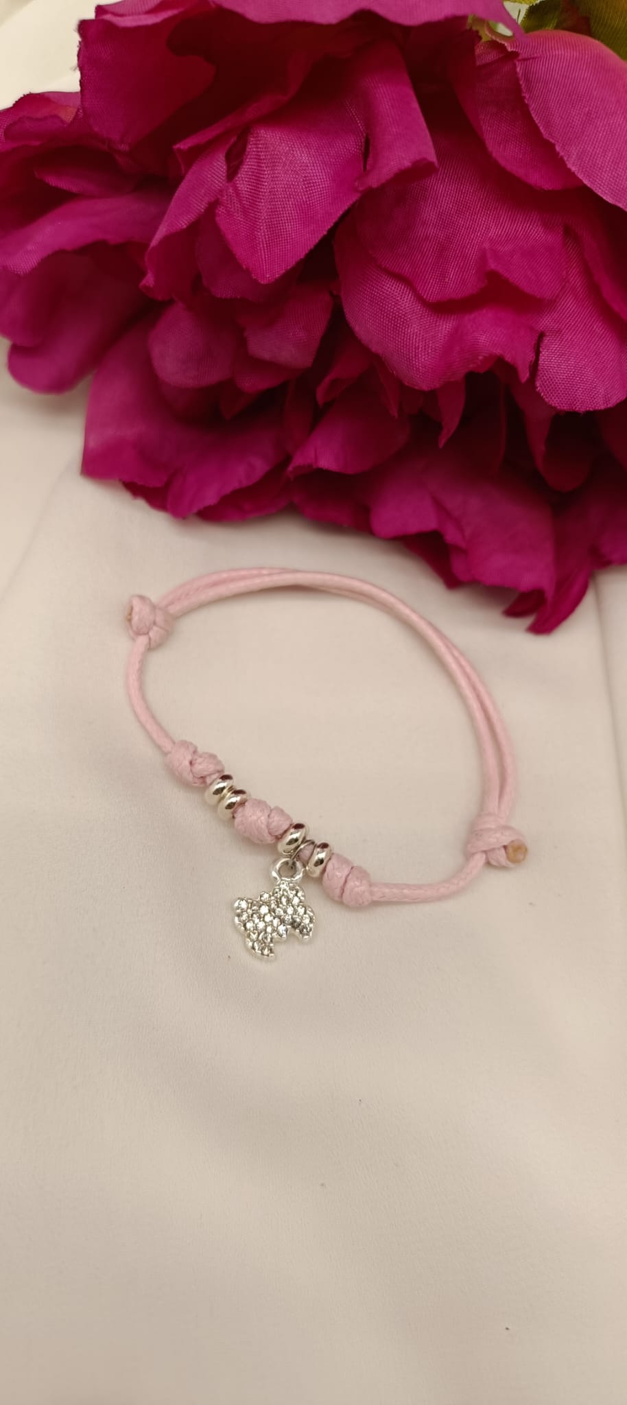 Bracciale cordino colorato, rondelle e ciondolo farfalla