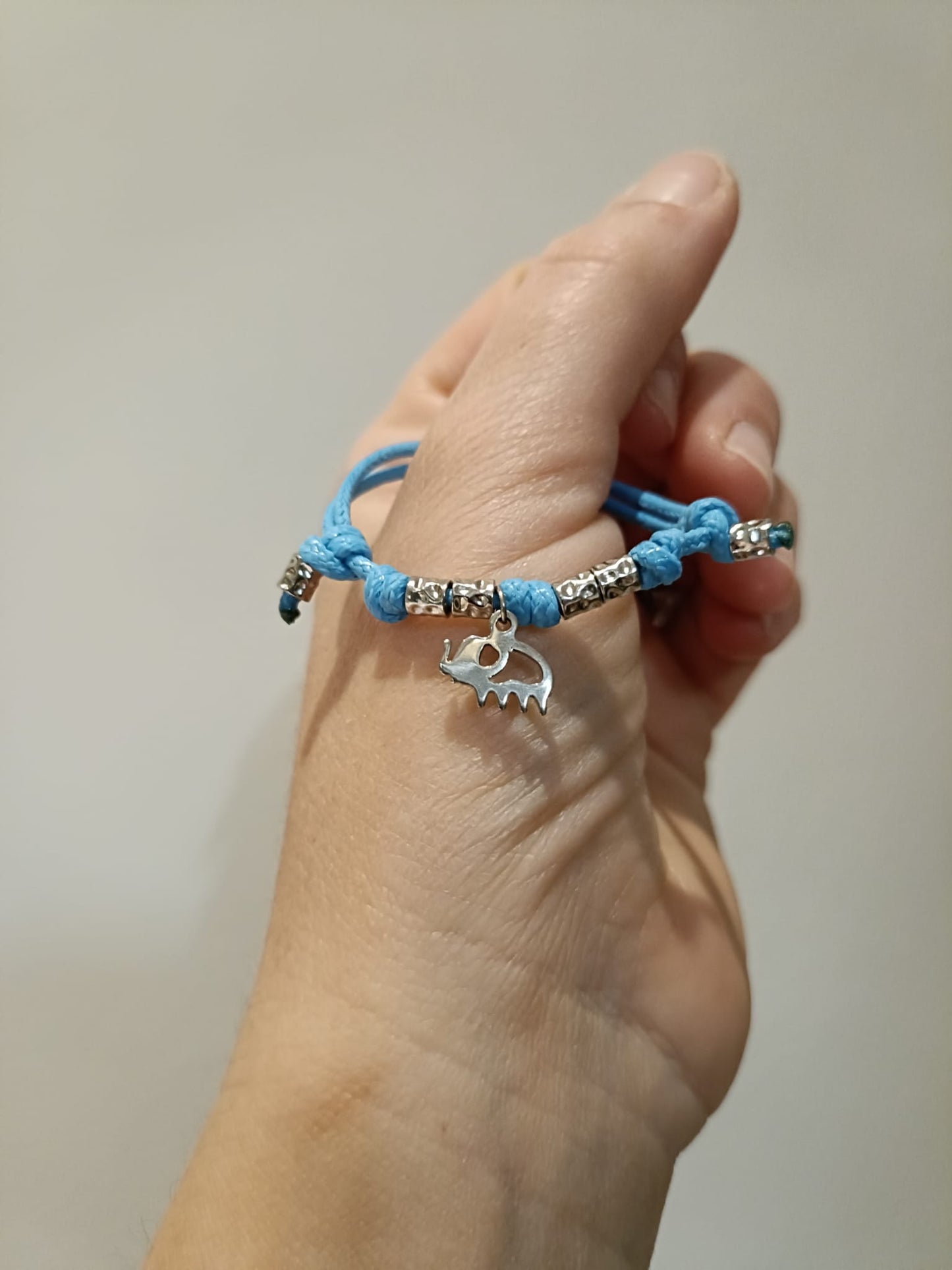 Bracciale cordino colorato, 4 granelli e ciondoli