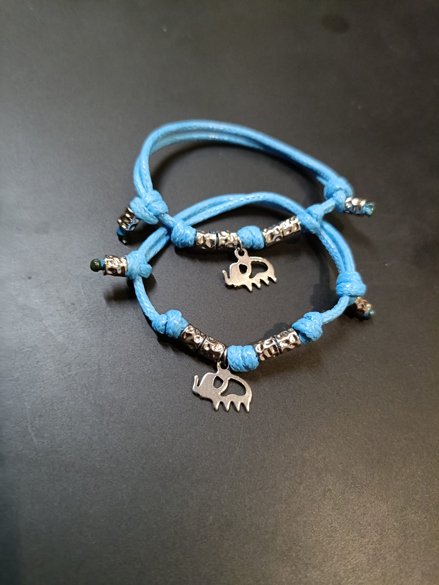 Bracciale cordino colorato, 4 granelli e ciondoli