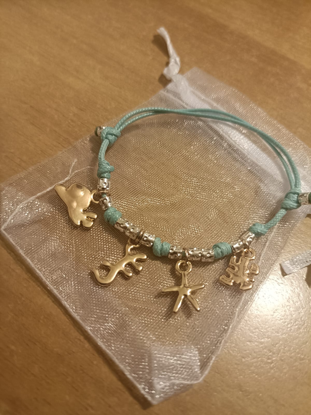 Bracciale cordino colorato con granelli e 4 ciondoli