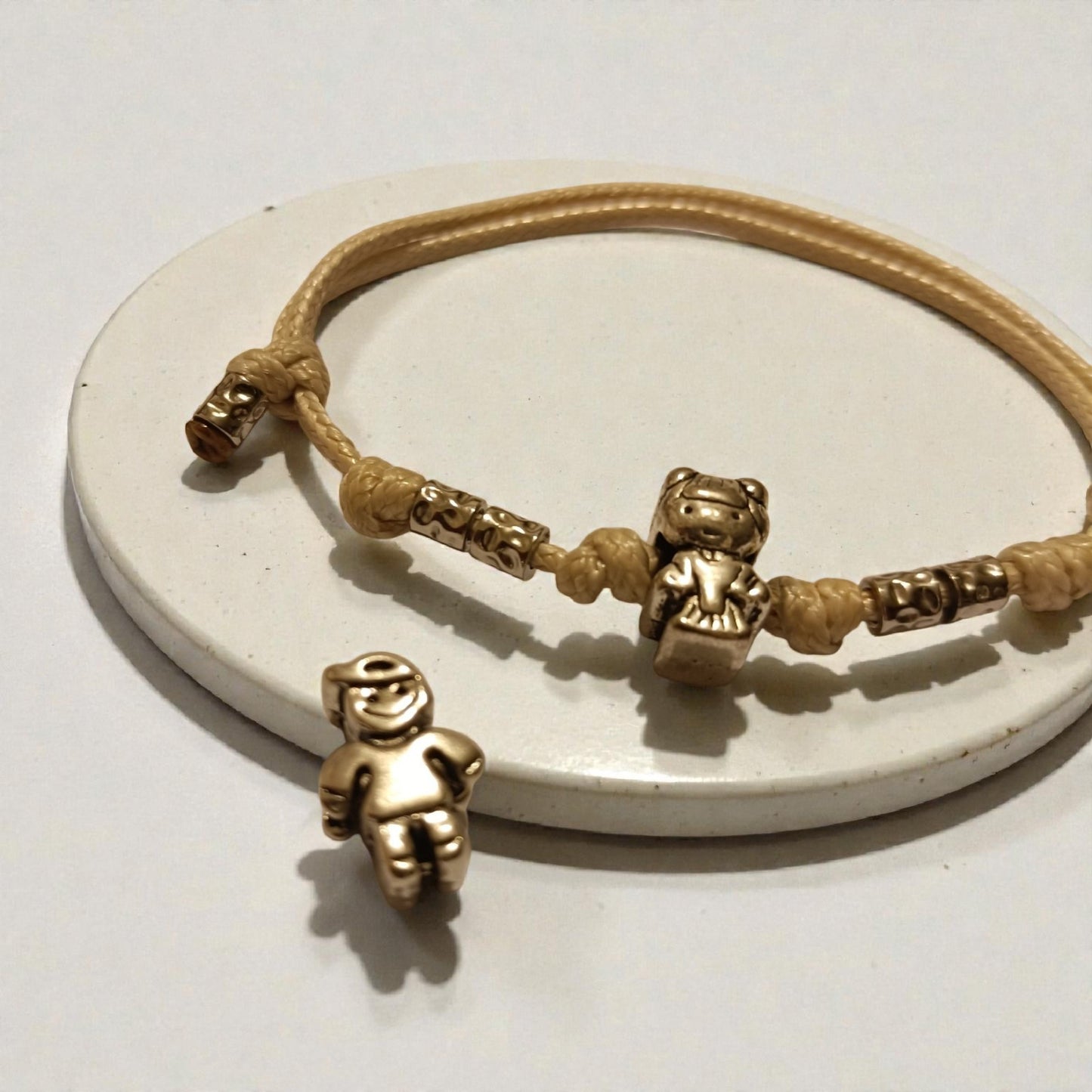 Bracciale cordino, granelli e charms bimbo bimba