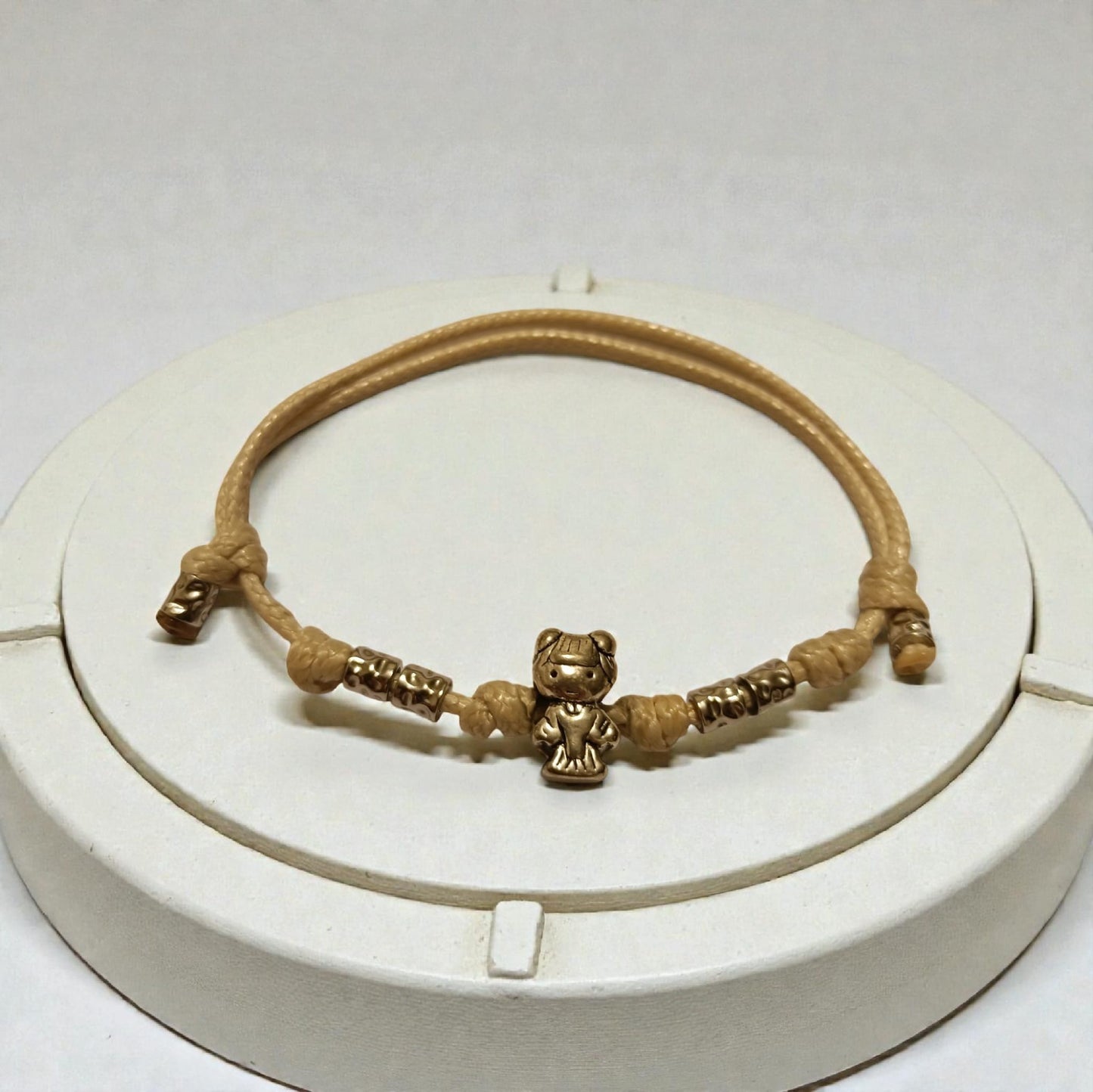 Bracciale cordino, granelli e charms bimbo bimba